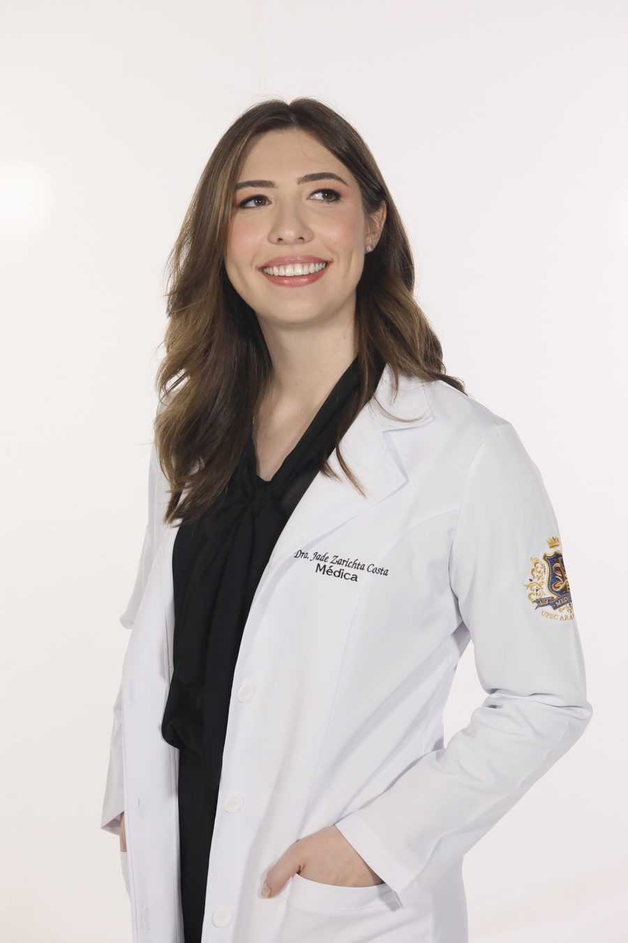 Dra. Jade Zarichta Costa, médica, de jaleco branco